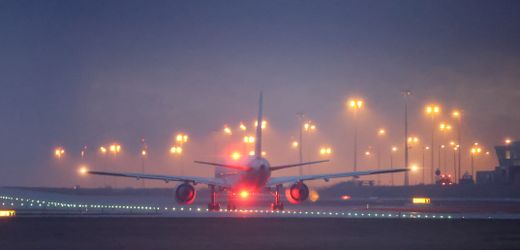 Letzte Generation: Klima-Aktivisten protestieren am Flughafen Leipzig/Halle