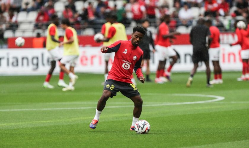 Ligue 1 : le Lillois Angel Gomes évacué sur civière après un gros choc à la tête