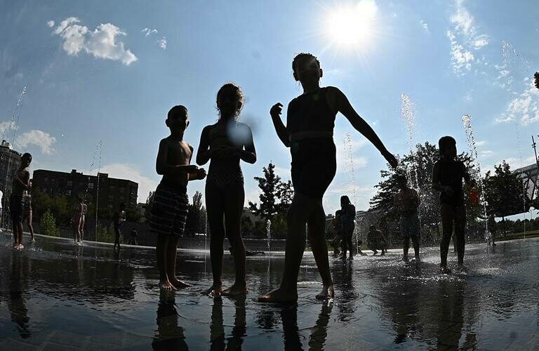 Los niños españoles sufren cuatro veces más días de calor extremo que sus abuelos