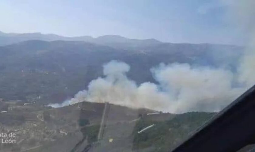 Más de 20 medios medios aéreos y terrestres trabajan en la extinción de un incendio en Candeleda (Ávila)