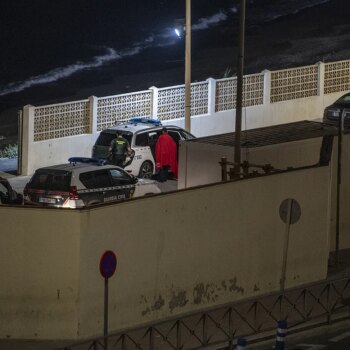 Más de 300 personas que intentan cruzar la frontera en Ceuta ponen en jaque a la Guardia Civil