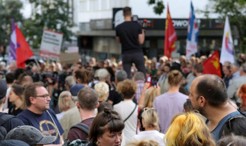 Nach dem Anschlag in Solingen haben verschiedene Gruppierungen in der Innenstadt demonstriert. Foto: Gianni Gattus/dpa