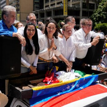 Miles de "valientes" arropan a María Corina Machado en medio de la persecución