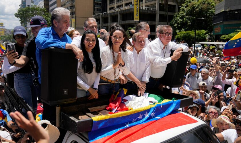 Miles de "valientes" arropan a María Corina Machado en medio de la persecución