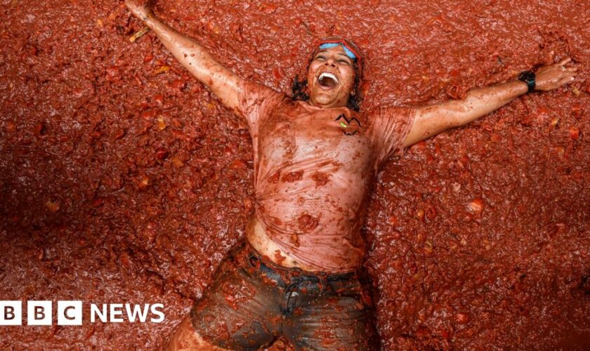 'Mind-blowing': Thousands bathe in tomato sauce at La Tomatina