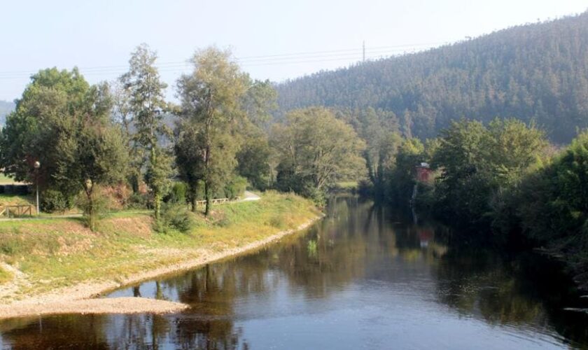 Mueren dos hombres tras salirse su coche de la carrertera y caer al río Eo, en Asturias