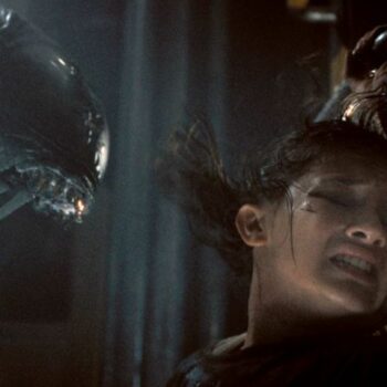 Xenomorph und Cailee Spaeny als Rain Carradine in einer Szene des Films. Foto: 20th Century Studios/Disney/dpa