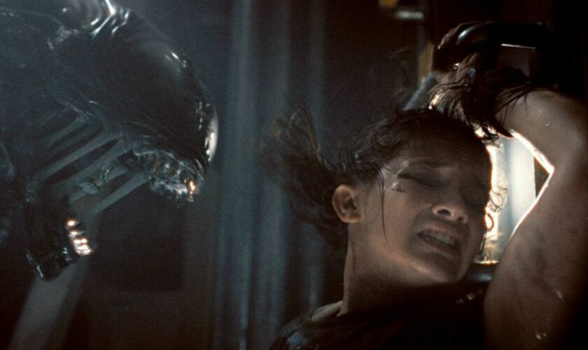 Xenomorph und Cailee Spaeny als Rain Carradine in einer Szene des Films. Foto: 20th Century Studios/Disney/dpa