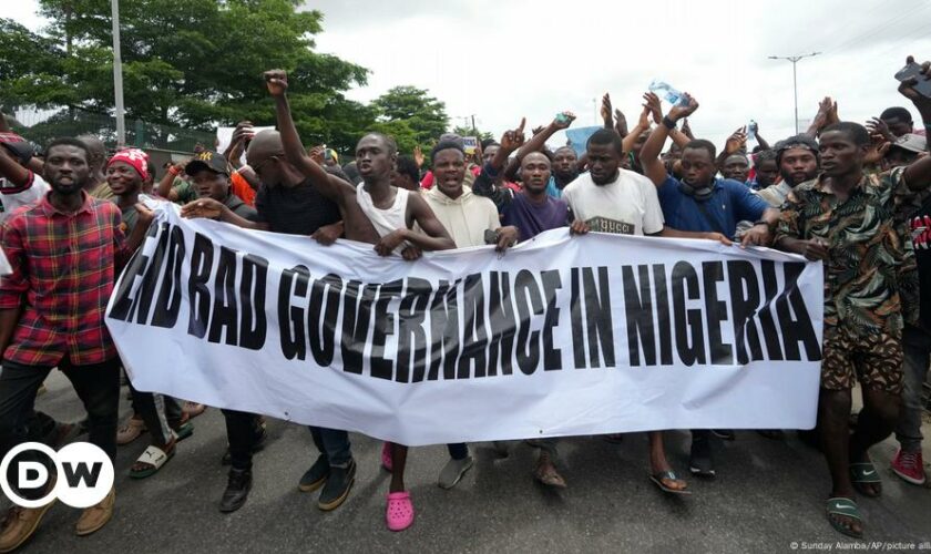 Nigerian police teargas protesters, arrest hundreds