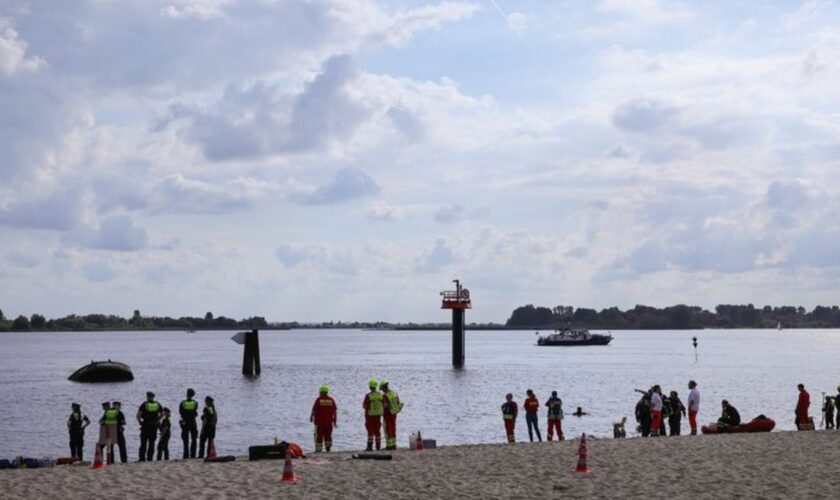 Eine Zehnjährige wird in der Elbe vermisst Foto: Christian Charisius/dpa