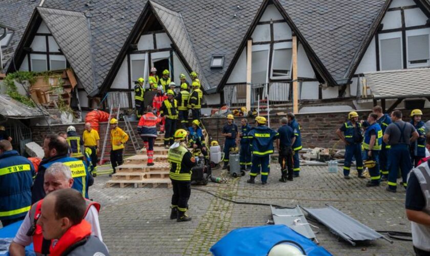 Die Bürgermeisterin von Kröv würdigt den Zusammenhalt der Menschen in dem Moselort. Foto: Harald Tittel/dpa