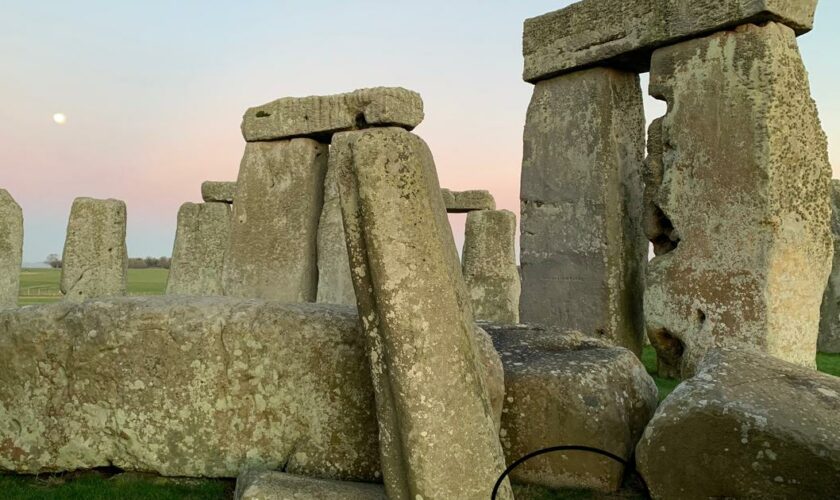 Nouveau mystère à Stonehenge&nbsp;: la pierre de l’autel vient du nord de l’Écosse, à plus de 750 km du site