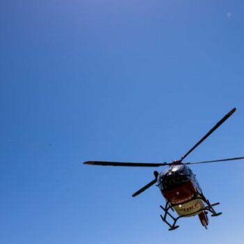 Nach einem Schwächeanfall auf einem Turm in der Oberpfalz ist ein Mann mit einem Rettungshubschrauber in ein Krankenhaus gefloge