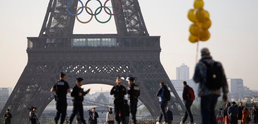 Olympia 2024: Mann klettert auf Eiffelturm in Paris – Umgebung evakuiert