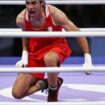 Hält dem Druck stand: Algeriens Boxerin Khelif holt eine Medaille. Foto: Sina Schuldt/dpa