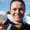 Präsentiert stolz ihre Silbermedaille: Golferin Esther Henseleit. Foto: Jan Woitas/dpa