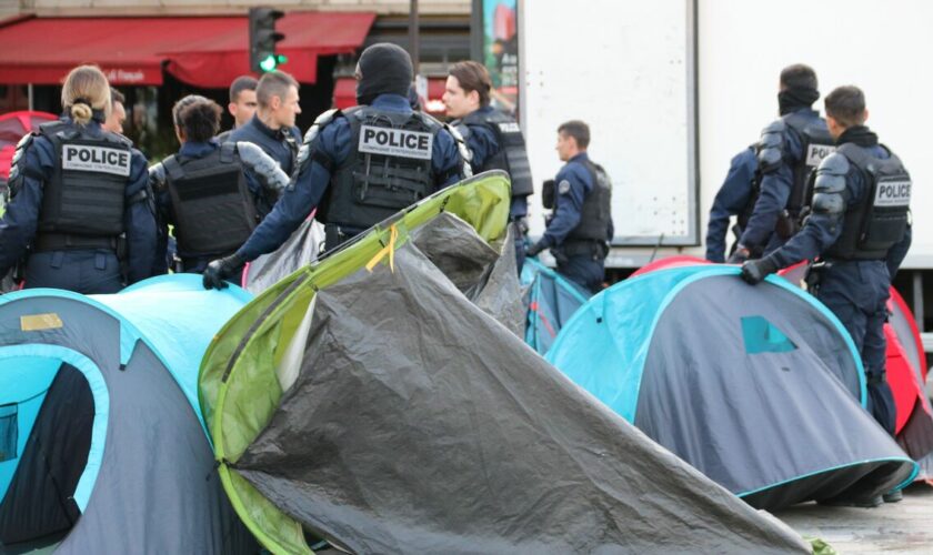 Paris : les 200 personnes qui campaient place de la Bastille contre le « nettoyage social » des Jeux expulsées