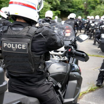 Paris : un automobiliste percute deux motards de la Brav-M pour tenter d’échapper à la police