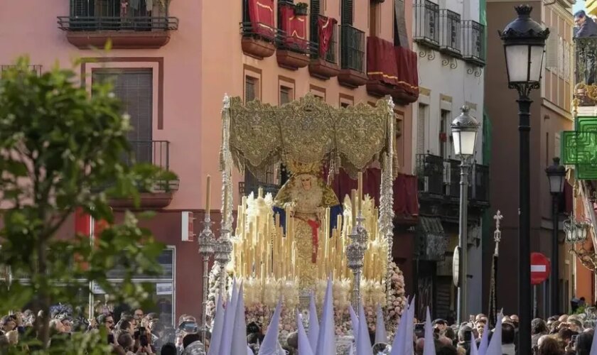 Pedro Manzano comprueba el estado de conservación de la Virgen de la Aurora y el Amor