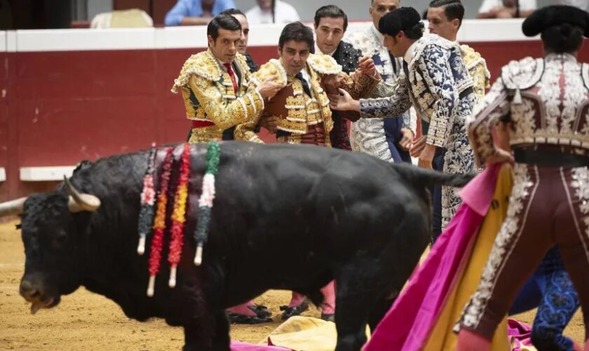 Perera sintió «un crujido»: el toro le partió dos costillas y le pegó una cornada en el escroto