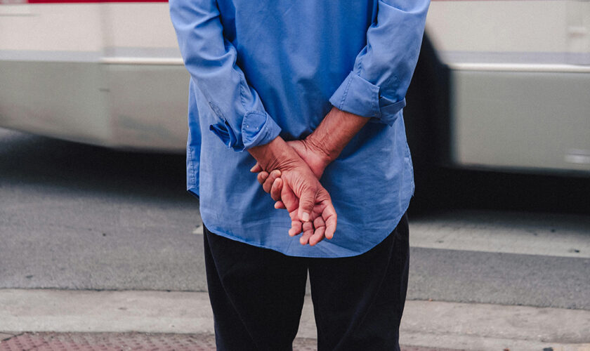 Persuadé que le conducteur de bus est une star, il le stalke pendant soixante ans