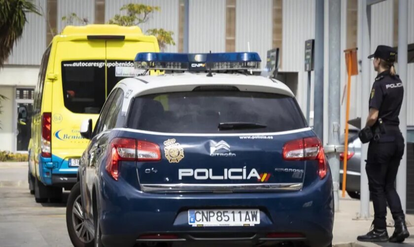 Pilla in fraganti a un ladrón junto a su cama mientras dormía y luego le roba dos furgonetas