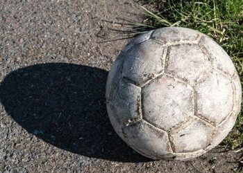 Polizei empört: Kinder spielen auf der Autobahn Fußball – Mutter filmt