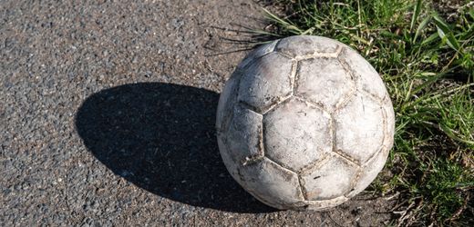 Polizei empört: Kinder spielen auf der Autobahn Fußball – Mutter filmt