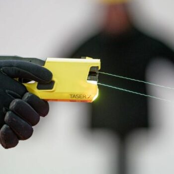 Taser können Gewalttäter sekundenlang handlungsunfähig machen. (Archivbild) Foto: Axel Heimken/dpa