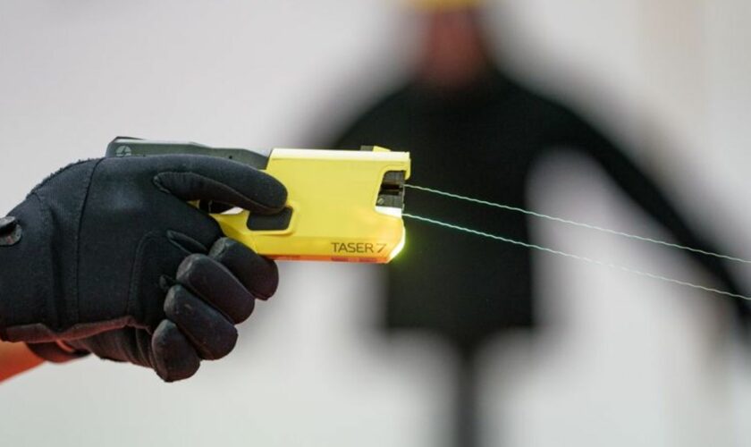 Taser können Gewalttäter sekundenlang handlungsunfähig machen. (Archivbild) Foto: Axel Heimken/dpa