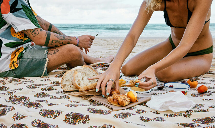 Pourquoi a-t-on particulièrement faim sur la plage? La science l'explique