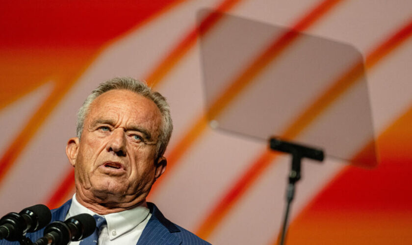 Présidentielle américaine : Robert F. Kennedy Jr "suspend" sa campagne et soutient Trump