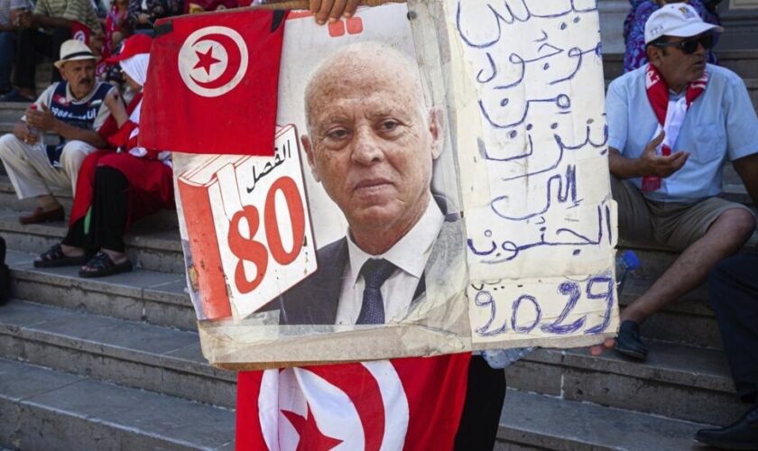 Présidentielle en Tunisie : “Kaïs Saïed est un populiste critique de la démocratie représentative”