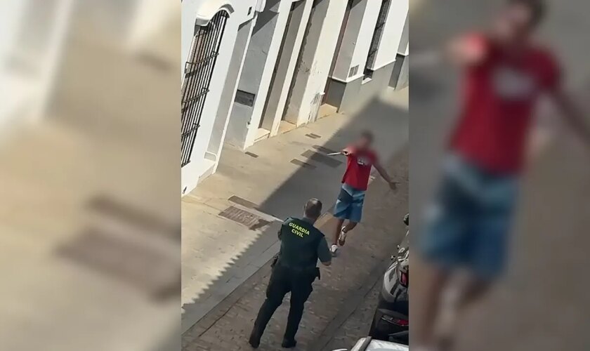 Prisión por amenazar con un cuchillo a policías y atrincherarse en Fregenal de la Sierra, Badajoz