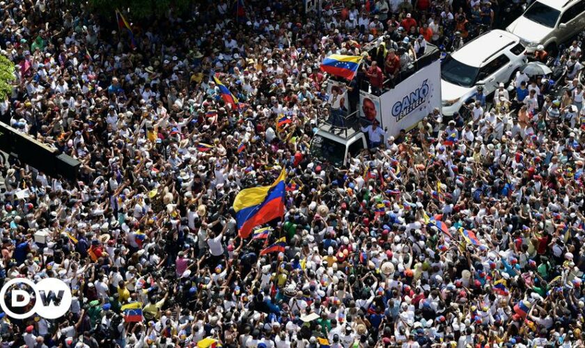 Pro-opposition Venezuelans protest election 'fraud'