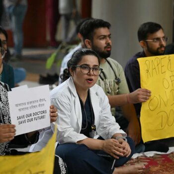 Protestas en India por la violación y el asesinato de una médica de 31 años