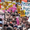 Der Organisation Stand Up to Racism zufolge gingen im ganzen Land etwa 25.000 Menschen gegen rechte Gewalt auf die Straße. (Arch