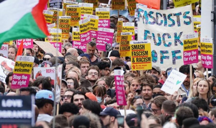 Der Organisation Stand Up to Racism zufolge gingen im ganzen Land etwa 25.000 Menschen gegen rechte Gewalt auf die Straße. (Arch