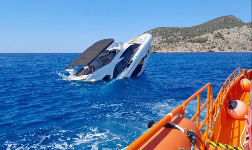 Rescatadas cinco personas tras hundirse un barco de recreo en en aguas de Mallorca