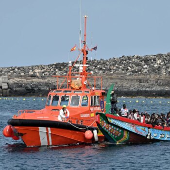 Rescatan un cayuco con 66 personas, entre ellas 7 menores, a 12,8 kilómetros de El Hierro