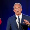 Robert F. Kennedy Jr. setzt seine Wahlkampagne aus und unterstützt Donald Trump