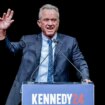 Robert F. Kennedy Jr suspende su campaña a la presidencia y apoya a Trump