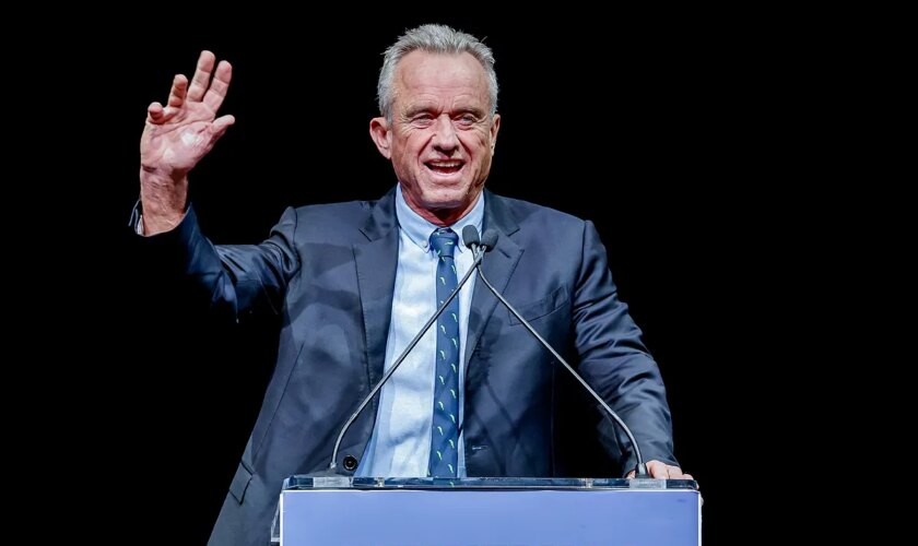 Robert F. Kennedy Jr suspende su campaña a la presidencia y apoya a Trump