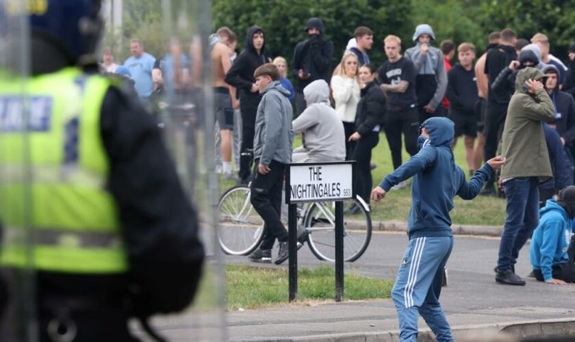 Royaume-Uni : un ministre conservateur s’excuse après avoir jugé le mouvement anti-migrants «politiquement justifié»