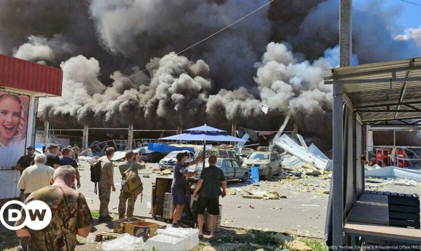 Russische Rakete schlägt in Supermarkt in Ostukraine ein