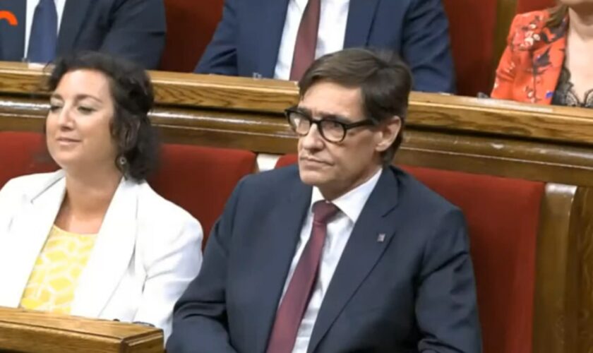 Salvador Illa sortea el show de Puigdemont y es investido presidente de la Generalitat gracias a ERC mientras pide: "Nadie debe ser detenido"