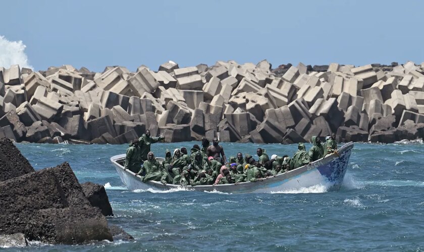 Sánchez viaja a África ante la alarma migratoria: las llegadas a Canarias suben un 115% mientras en Italia bajan un 65%