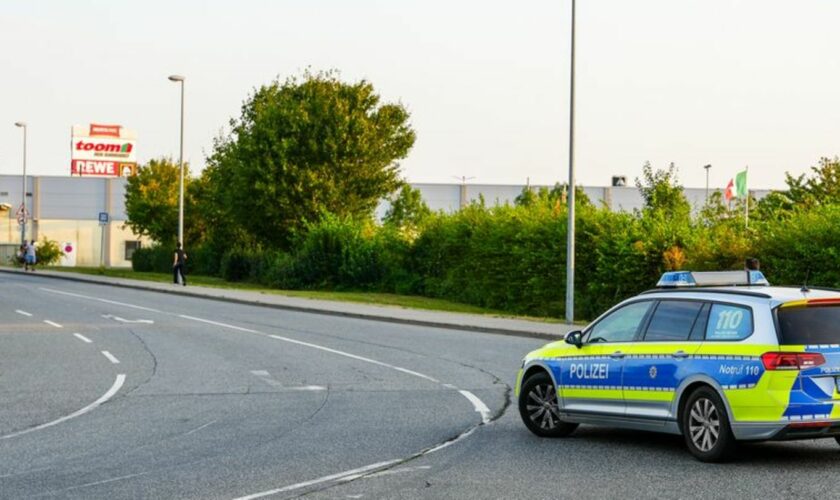 Ein Mann bedroht auf einem Parkplatz Polizisten mit einer Waffe und versucht zu fliehen. Die Beamten schießen. Foto: 5VISION.NEW