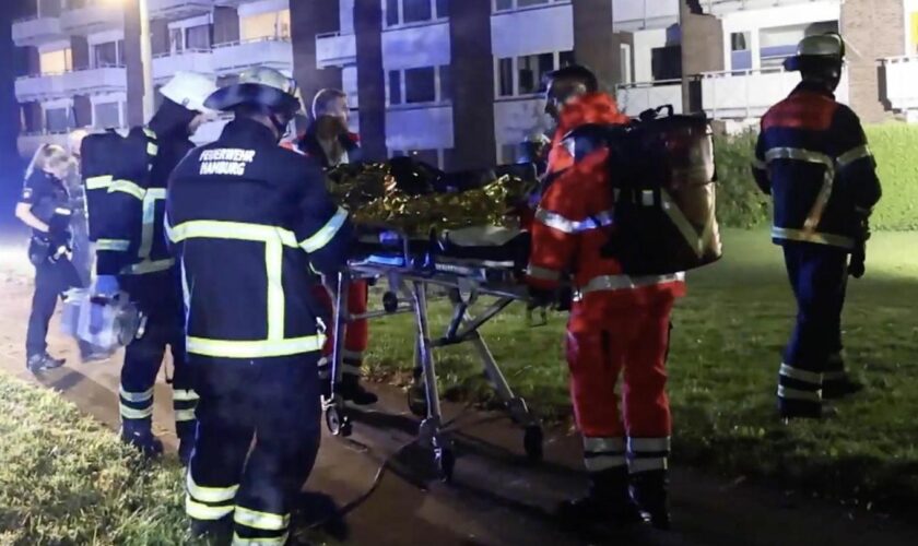 Sechs Verletzte: Balkon-Unfall: Einsatzkräfte über Risiko-Rettung in Hamburg