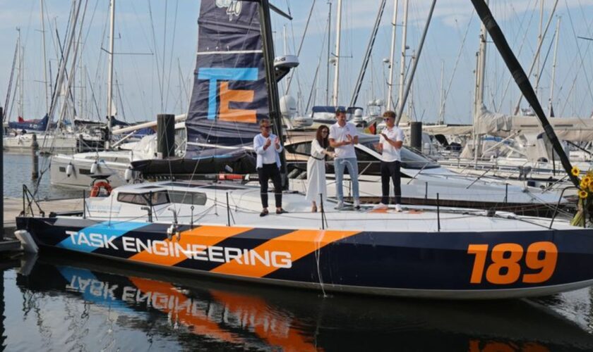 Spartanisch und schnell - ein solches Renn-Segelboot ist in Warnemünde getauft worden. Foto: Bernd Wüstneck/dpa